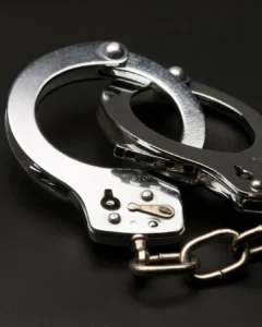 Homem é preso após invadir casa de ex companheira e tentar matá-la no bairro Passaúna
