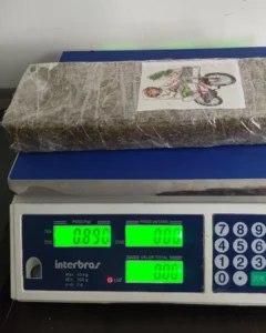 Homem é preso pela PM com quase 1kg de maconha