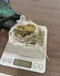 Jovem de 20 anos é preso por posse de drogas no estacionamento da UPA