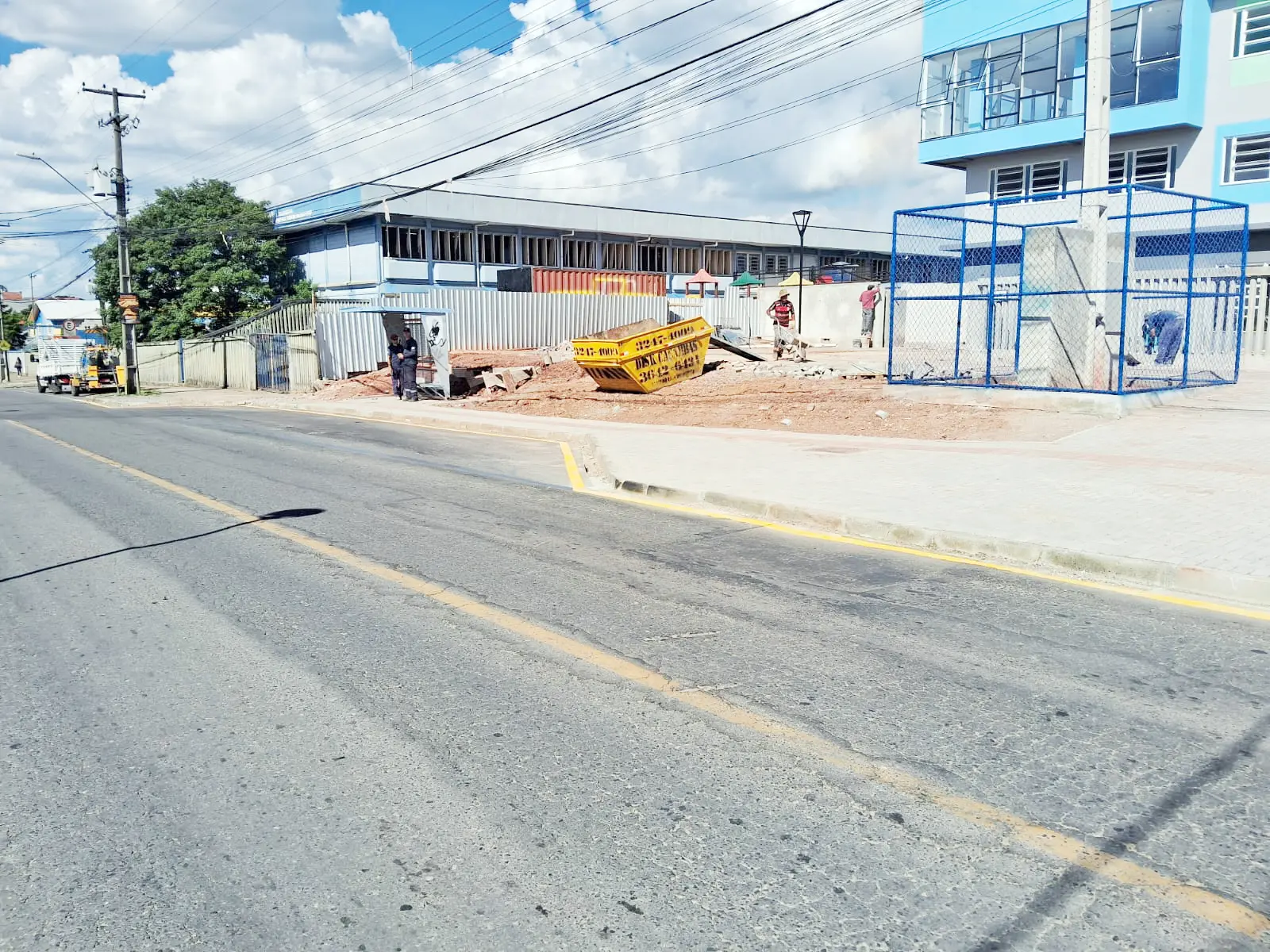 Motoristas reclamam de carros que estacionam em recuo de ponto de ônibus e Prefeitura sinaliza o local