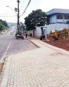 Motoristas reclamam de carros que estacionam em recuo de ponto de ônibus e Prefeitura sinaliza o local