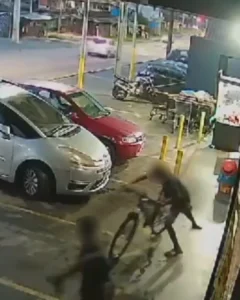 Na mão grande, piazada leva bike da porta de supermercado