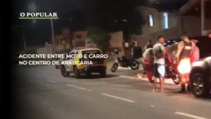 Acidente entre moto e carro no Centro de Araucária