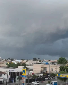 Semana começa com pancadas de chuva e temperaturas de até 30°C