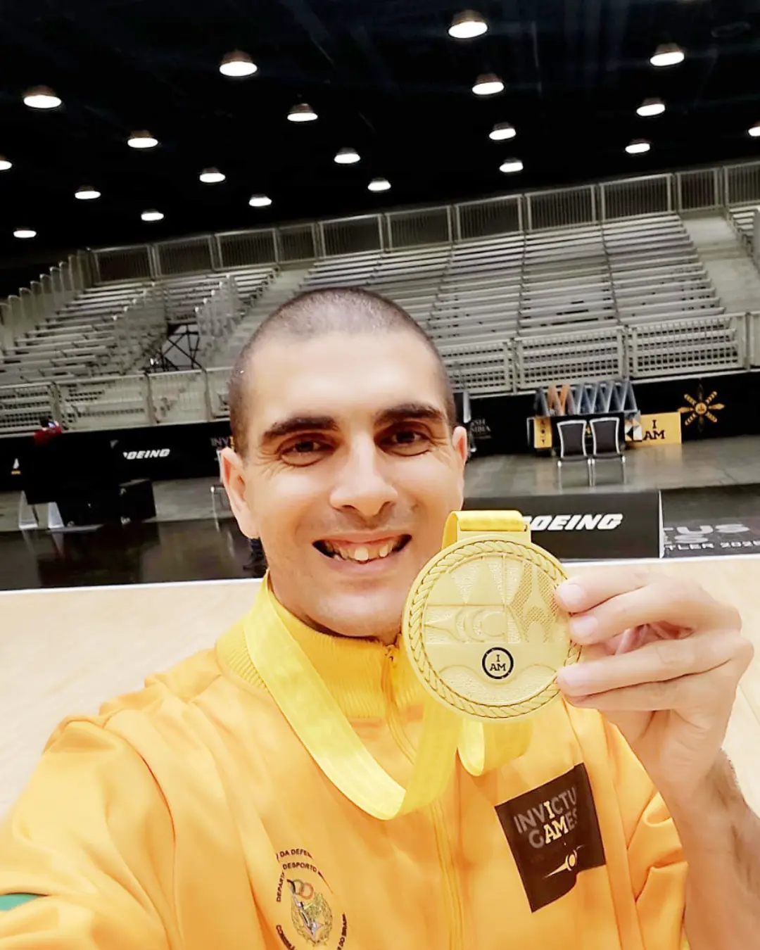 Alex Witkovski é campeão do Invictus Games pela seleção militar brasileira de paravôlei