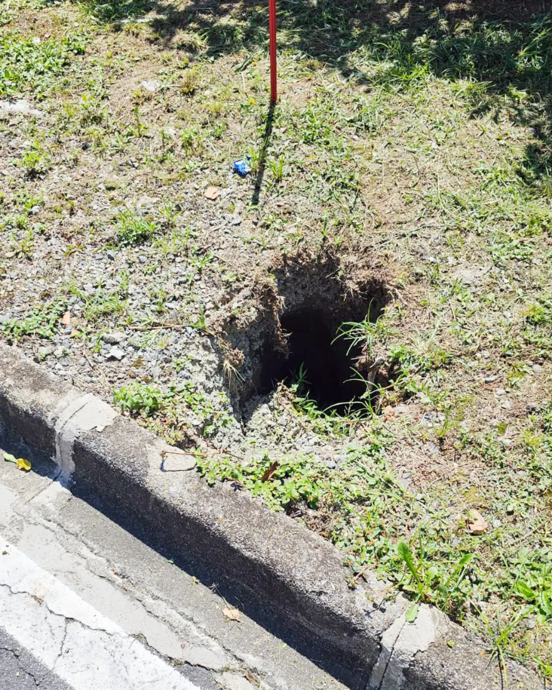 Buraco em lateral de rua do Vila Nova representa perigo para pedestres