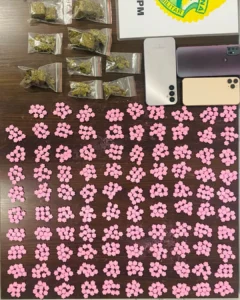 Era puro ecstasy! PM apreende quase 1000 comprimidos em estacionamento de supermercado
