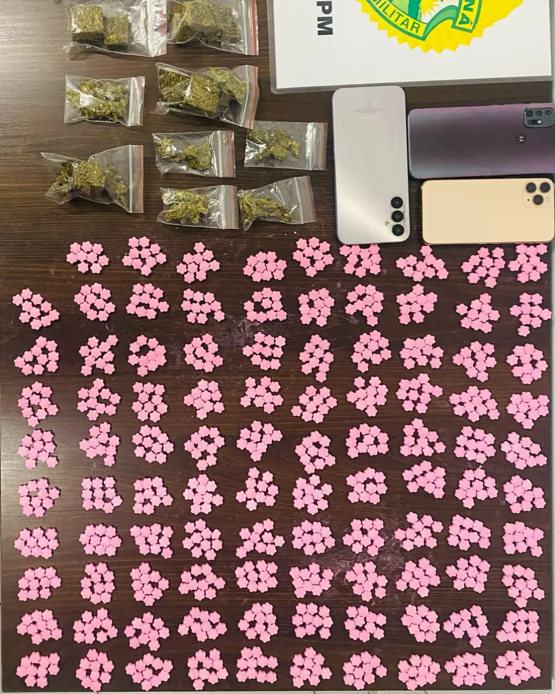 Era puro ecstasy! PM apreende quase 1000 comprimidos em estacionamento de supermercado