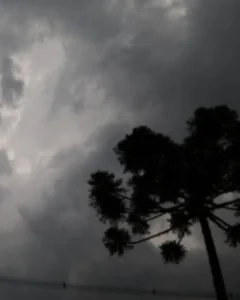 Previsão marca temporal para este sábado (15)