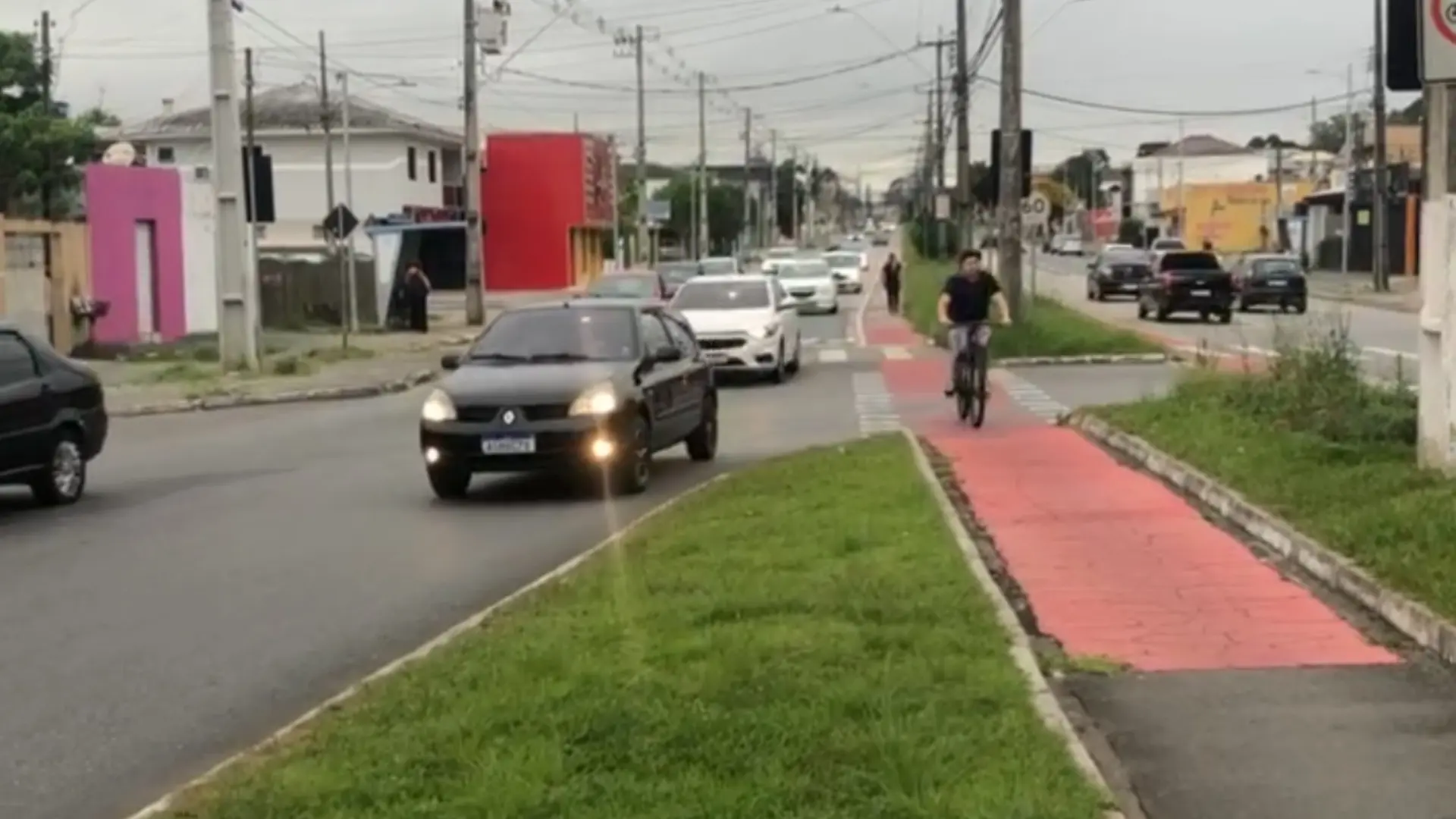 Trânsito lento na divisa entre os bairros Iguaçu e Costeira nesta sexta-feira (7)