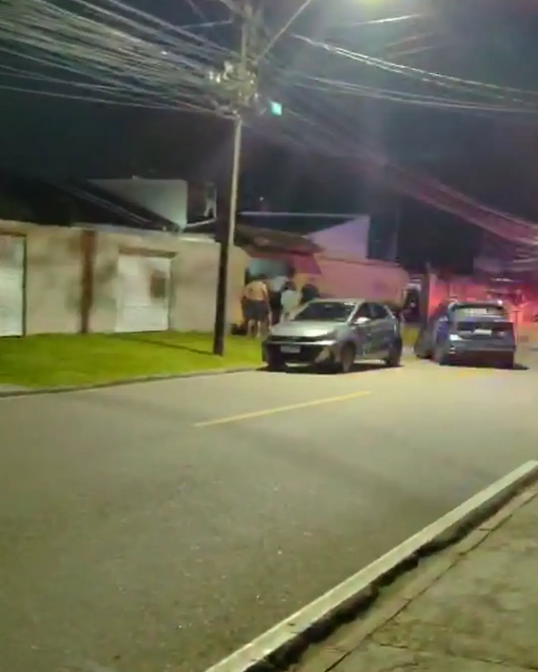 Em surto, homem pula por telhados, joga telhas em GM e acaba preso