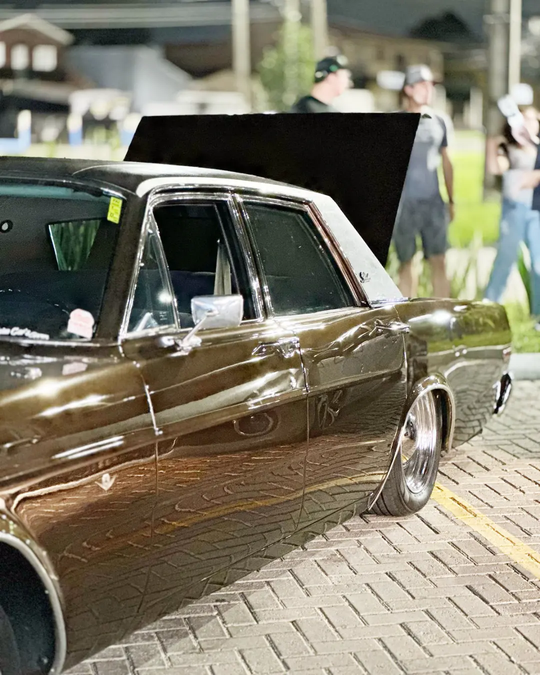 Encontro de carros antigos organizado por moradores do Guajuvira de Baixo une diversão e ação social