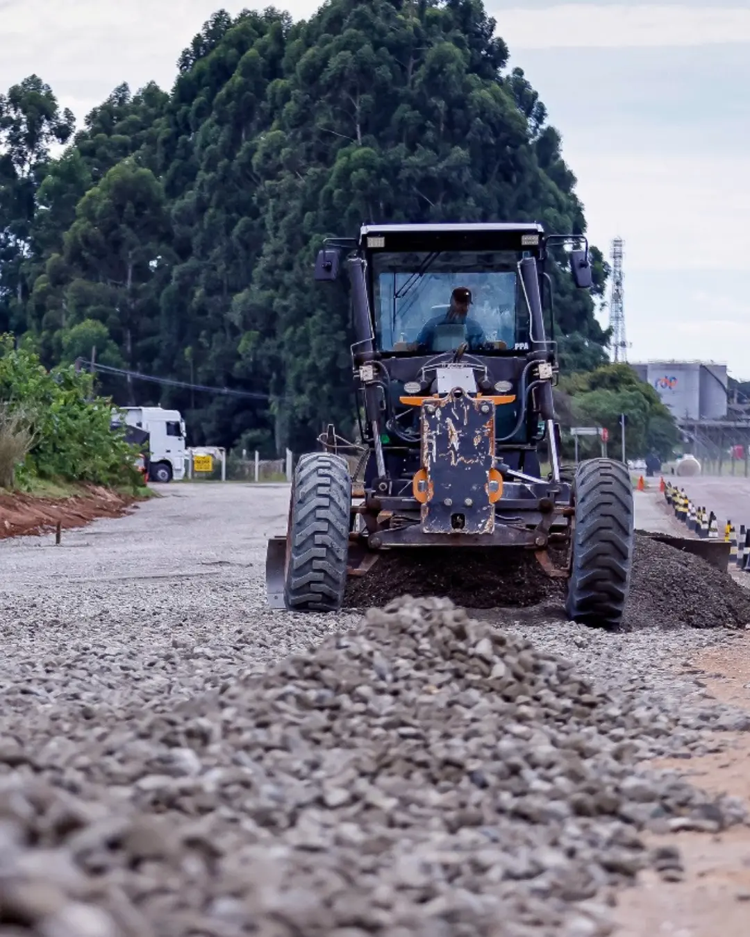 Fim do caos na Eli Volpato! Prefeitura finaliza obra para melhorar a circulação e parada de caminhões