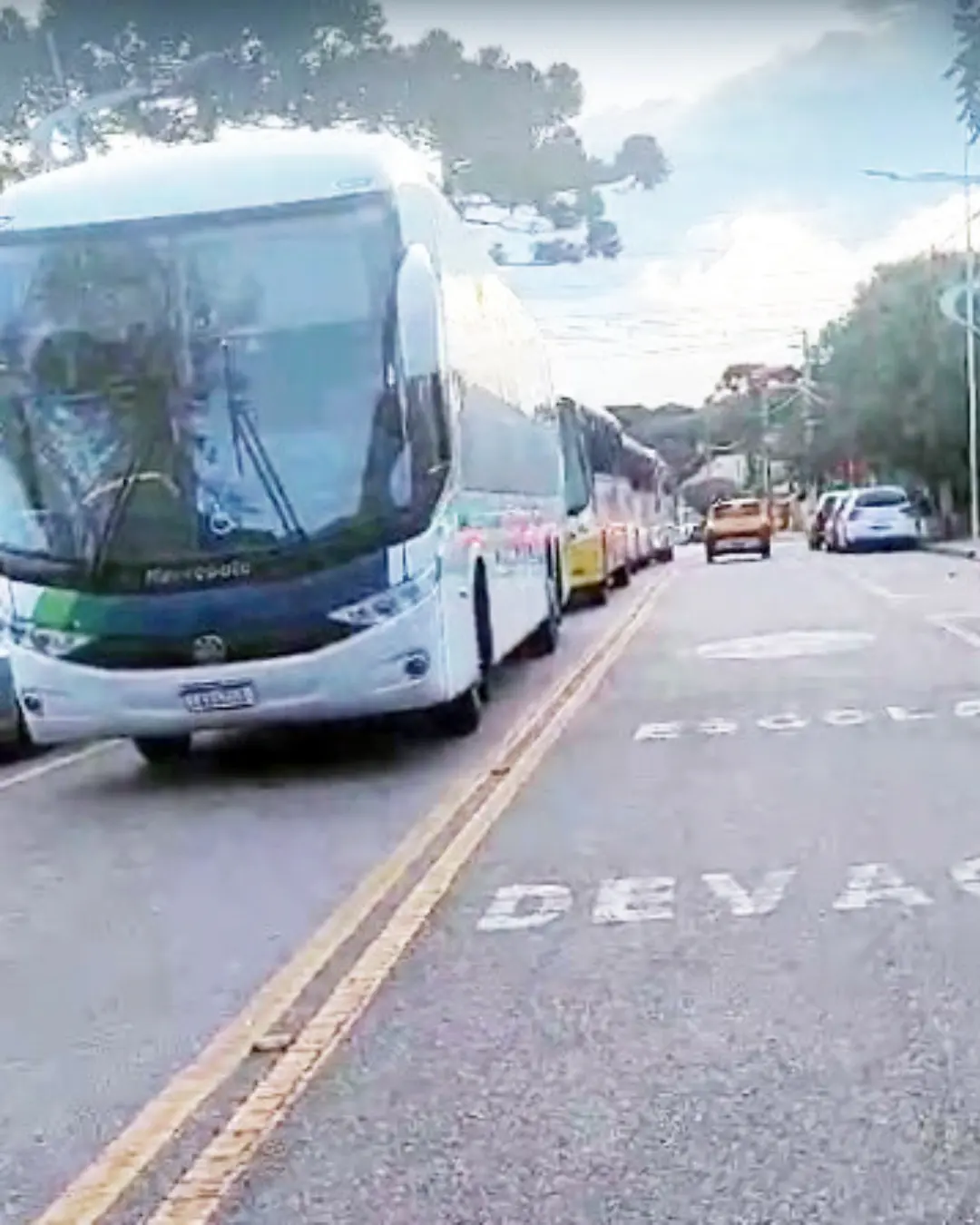 Moradores do Tindiquera enfrentam caos com veículos estacionados até no meio da rua