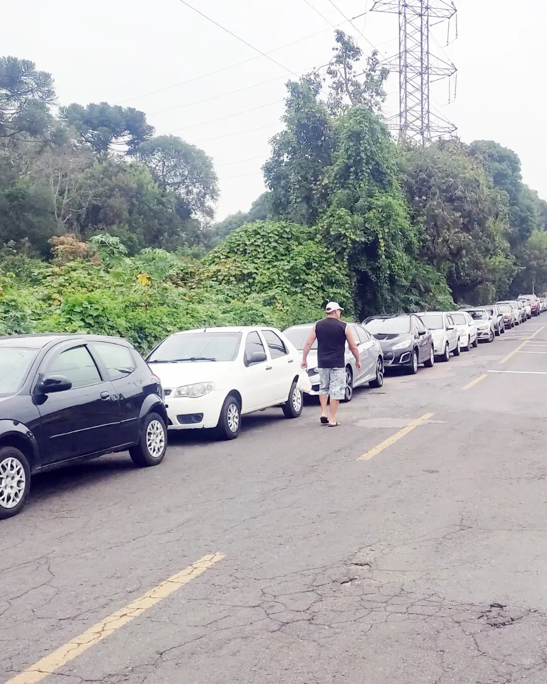 Moradores do Tindiquera enfrentam caos com veículos estacionados até no meio da rua