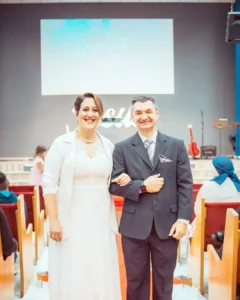 1ª Igreja Batista de Araucária celebra casamento coletivo e renovação de votos em noite de festa e alegria