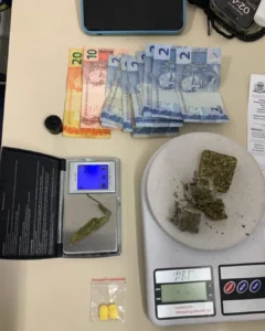 Homem é preso após fuga, desacato e porte de drogas no Costeira
