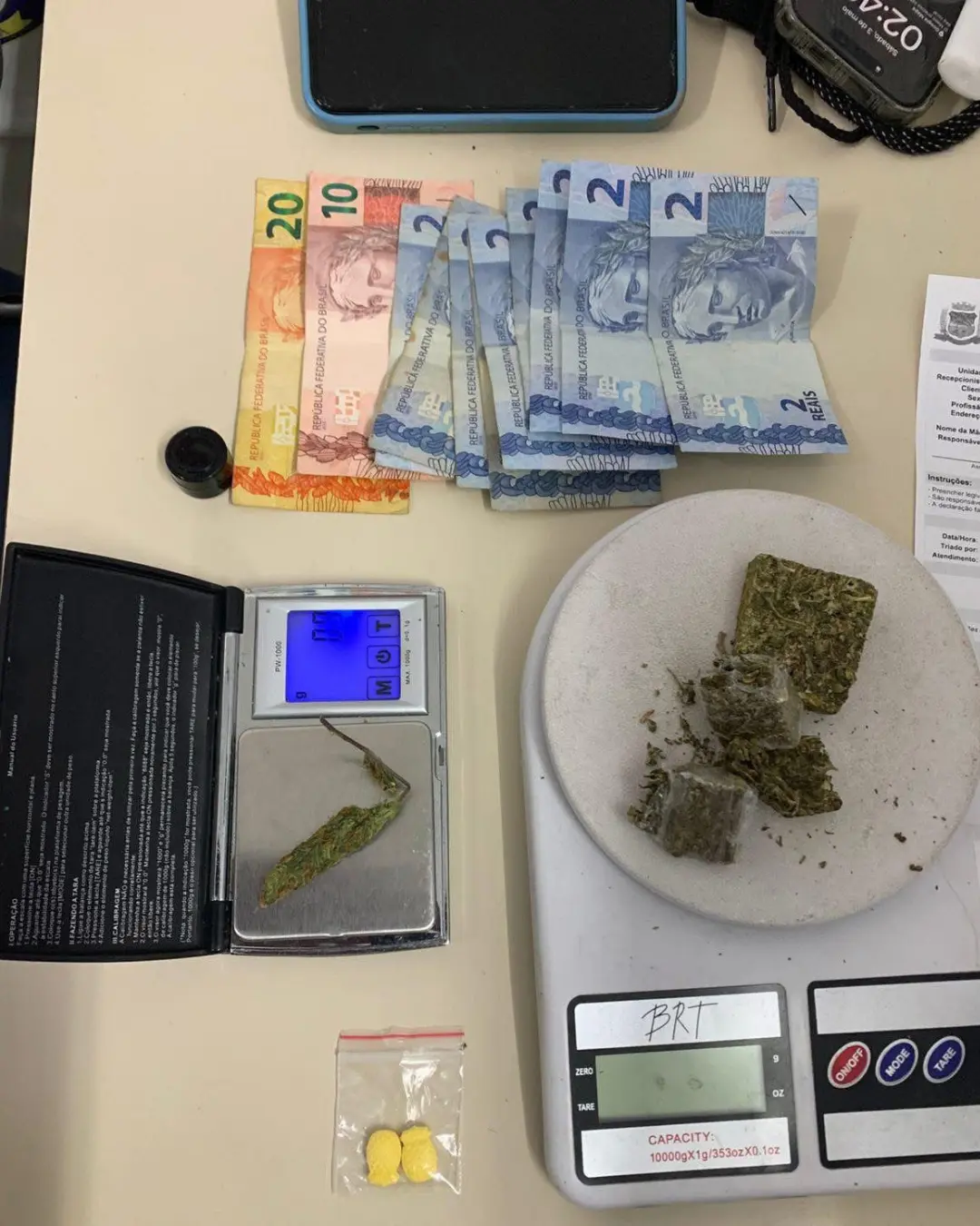 Homem é preso após fuga, desacato e porte de drogas no Costeira