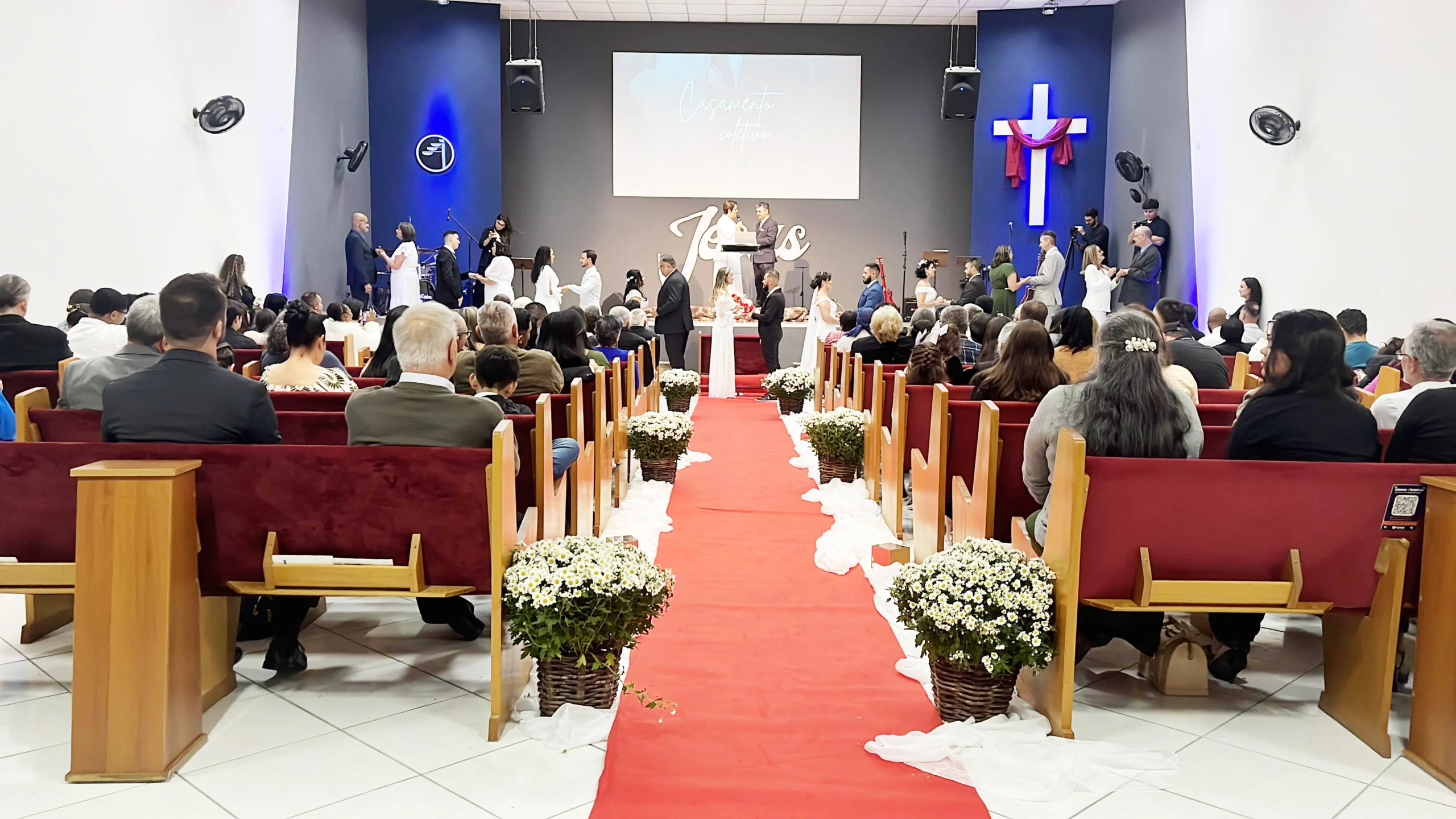 1ª Igreja Batista de Araucária celebra casamento coletivo e renovação de votos em noite de festa e alegria
