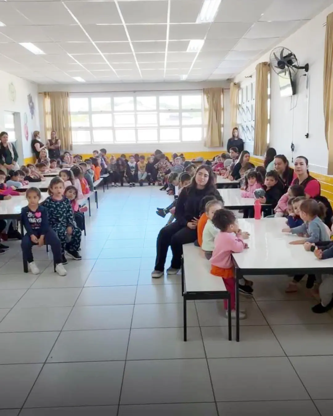 Por mais um ano, CMEI Prof.ª Tereza Dias de Andrade ganha uniformes e jalecos da Adesi