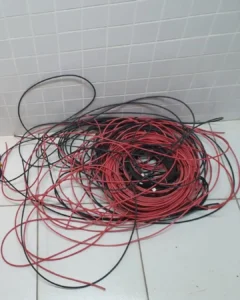 Quatro pessoas foram presas após invadir empresa e roubar fios de energia