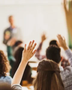 Sem celulares, escolas registram maior convivência entre os alunos