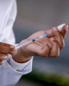 Unidades de saúde iniciam nesta terça (21) a vacinação contra a dengue para adolescentes de 10 a 14 anos
