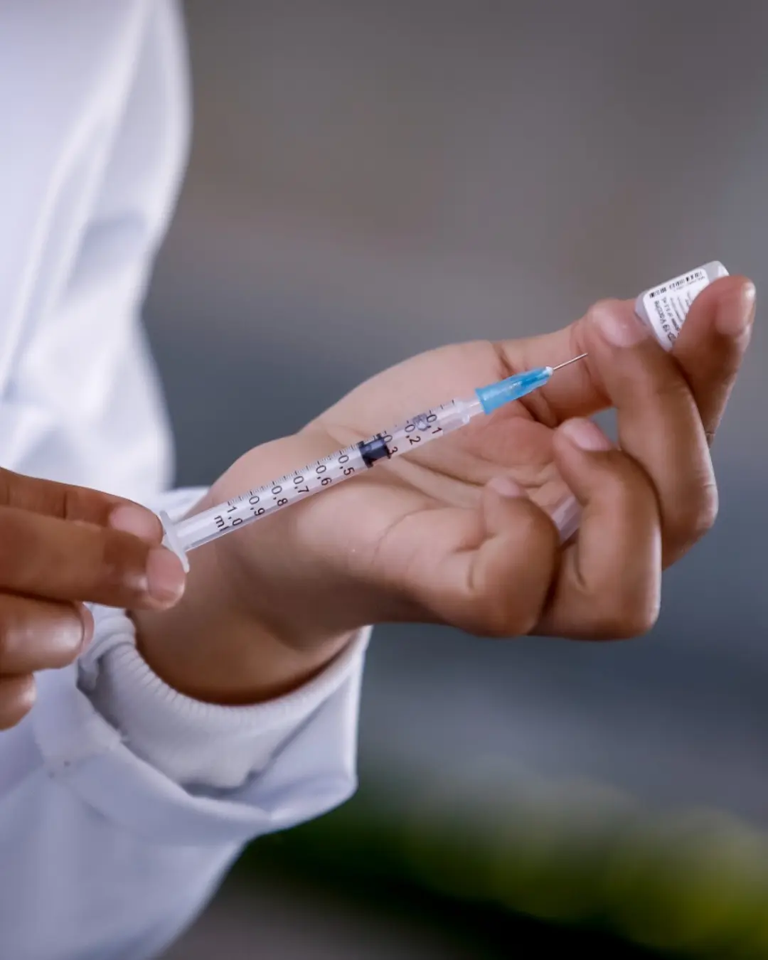 Unidades de saúde iniciam nesta terça (21) a vacinação contra a dengue para adolescentes de 10 a 14 anos