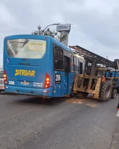 Câmera mostra trator sendo atingido por ônibus antes de bater em outro