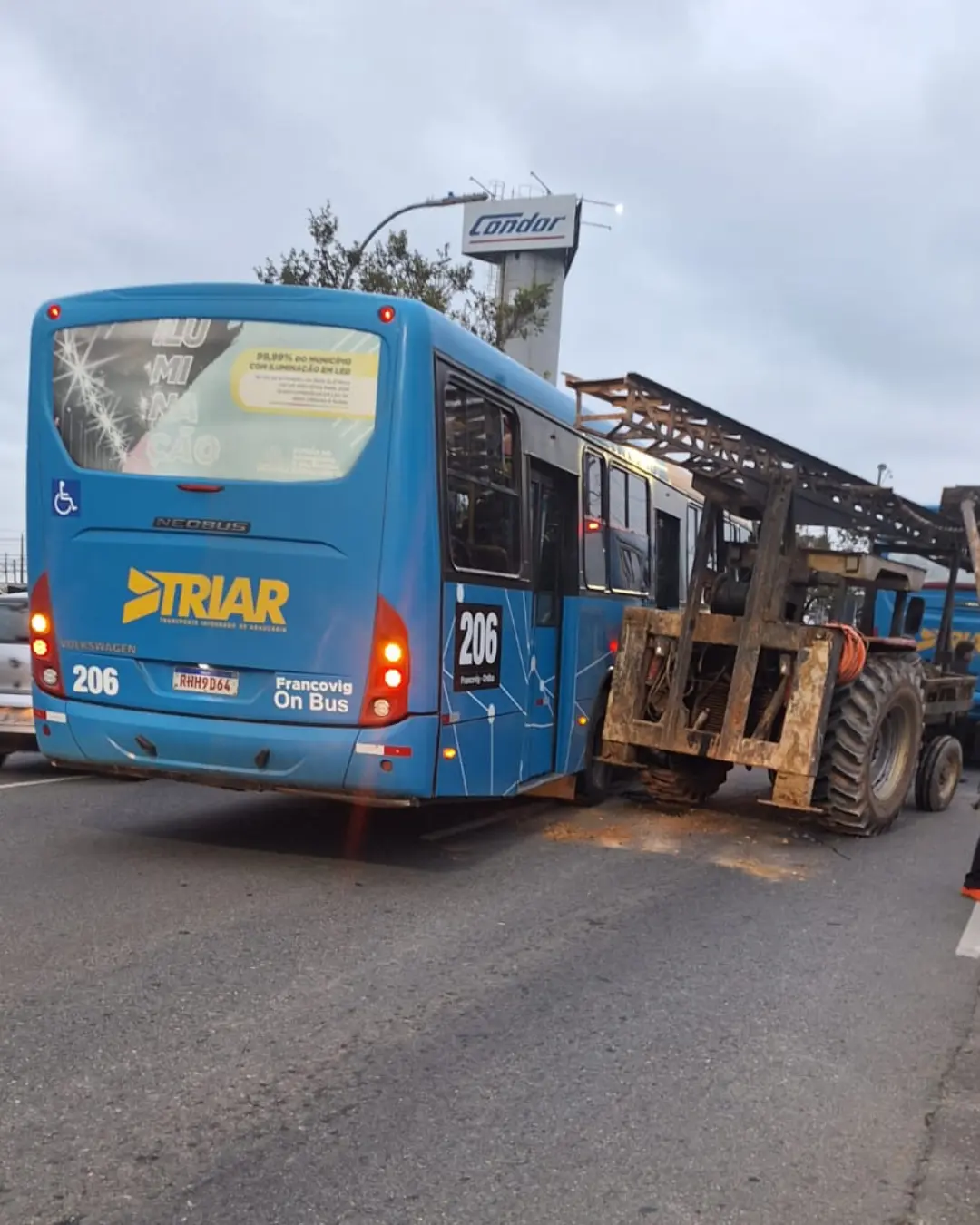 Câmera mostra trator sendo atingido por ônibus antes de bater em outro