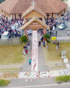Com grande mobilização de voluntários, tapetes de Corpus Christi enfeitarão ruas de Araucária