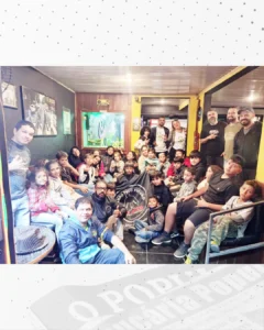 Dono de pizzaria na CIC convida crianças de projeto social para uma rodada de pizzas