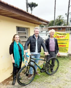 Ganhador do sorteio da 10ª Caminhada do Rotary recebe a bicicleta