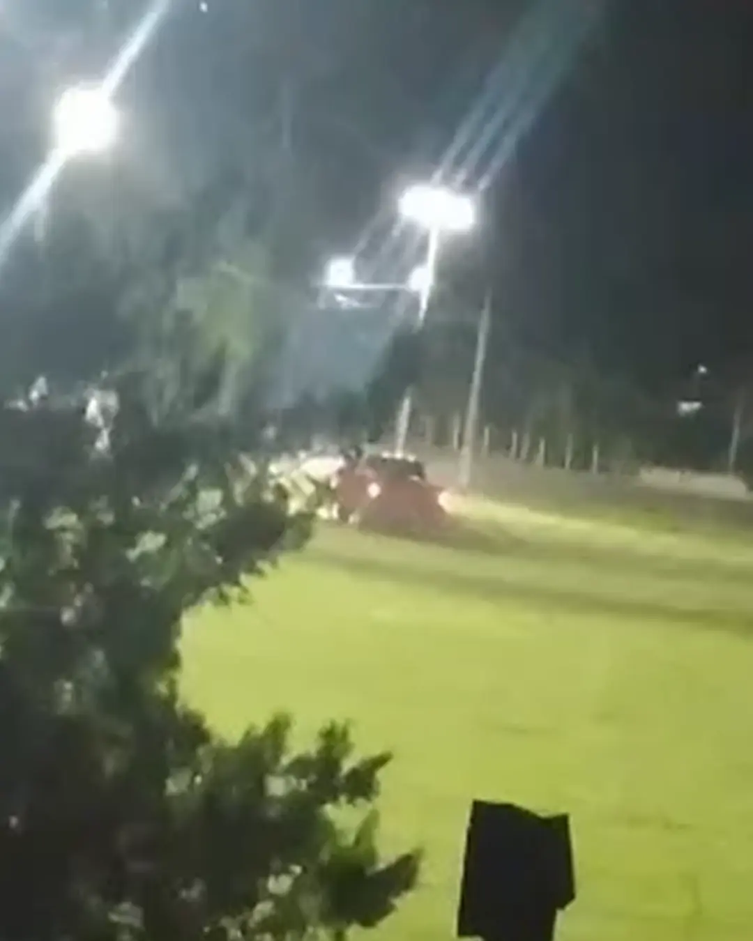 "Jecaboy" dirigindo F250 destrói campo de futebol de Guajuvira e comunidade pede ajuda para identificá-lo