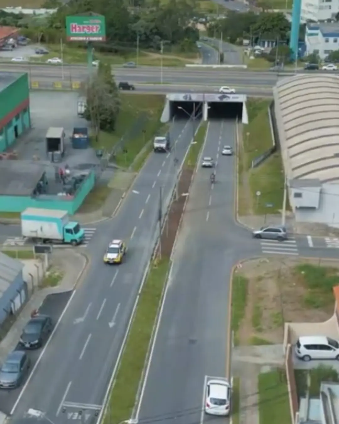 Prefeitura fecha canteiros centrais ao longo da Avenida Alfred Charvet, no Vila Nova