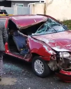 Acidente entre carro e caminhão deixa uma pessoa ferida no bairro Iguaçu