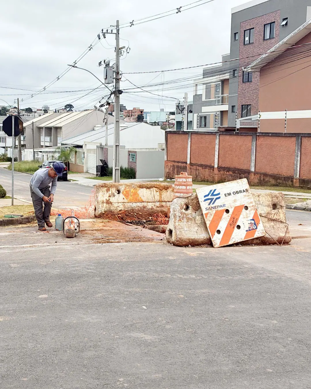 Sanepar executa obra de melhoria no sistema de esgoto do Loteamento Torres