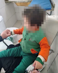 Absurdo! Aluno autista de 4 anos era mantido amarrado dentro de banheiro da Escola Shanduca