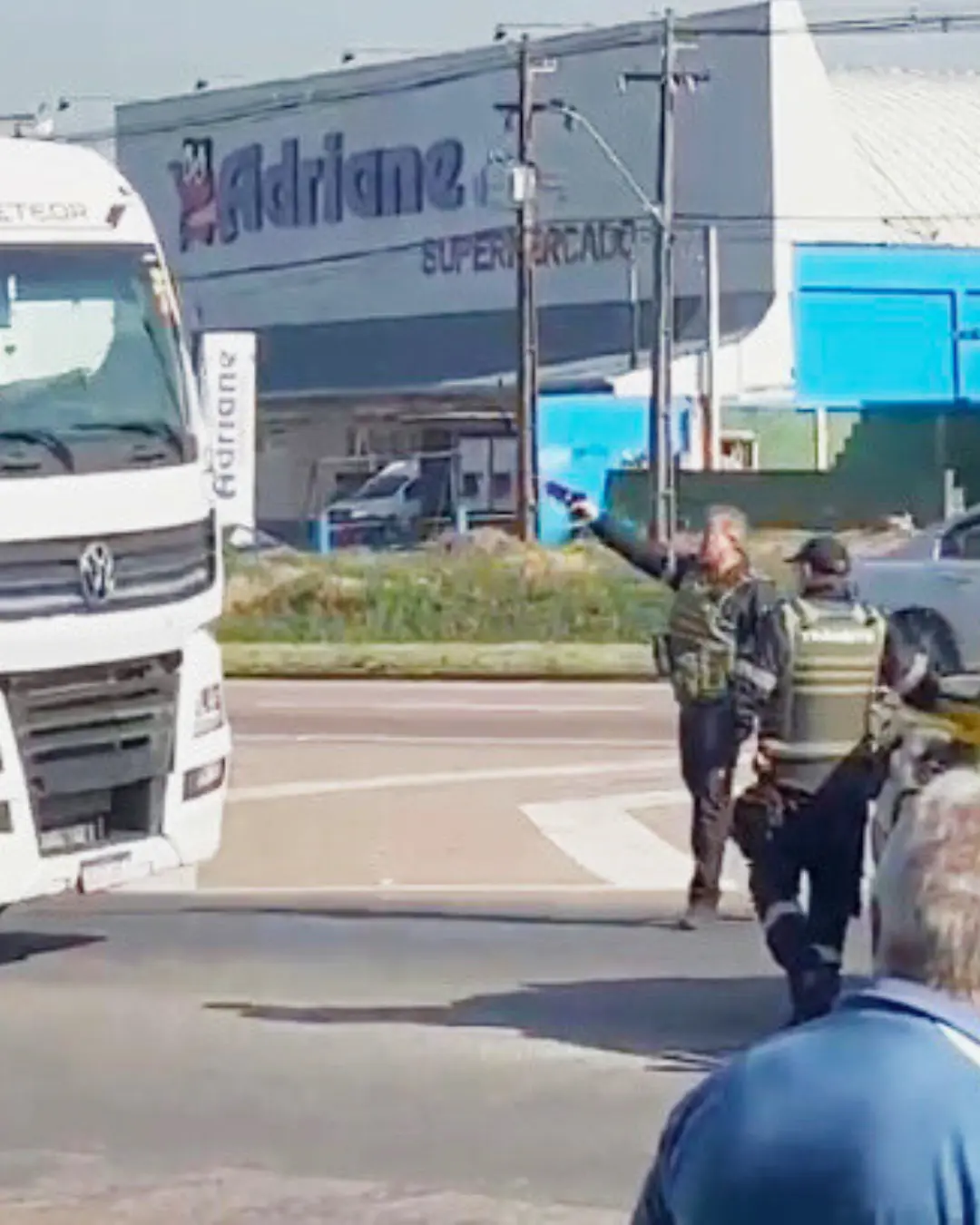 Agentes pararam caminhão porque motorista estaria “ouvindo som alto”