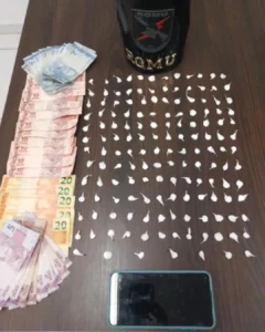 Jovem de 20 anos é preso com 151 buchas de cocaína no Capela Velha