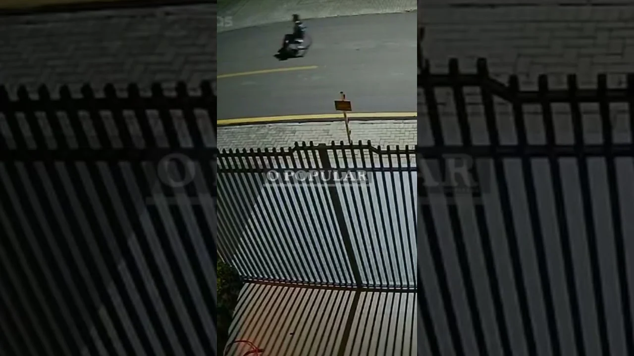 Câmera flagra cadeirante fugindo após ter disparado em oponente de sinuca durante uma briga de bar.