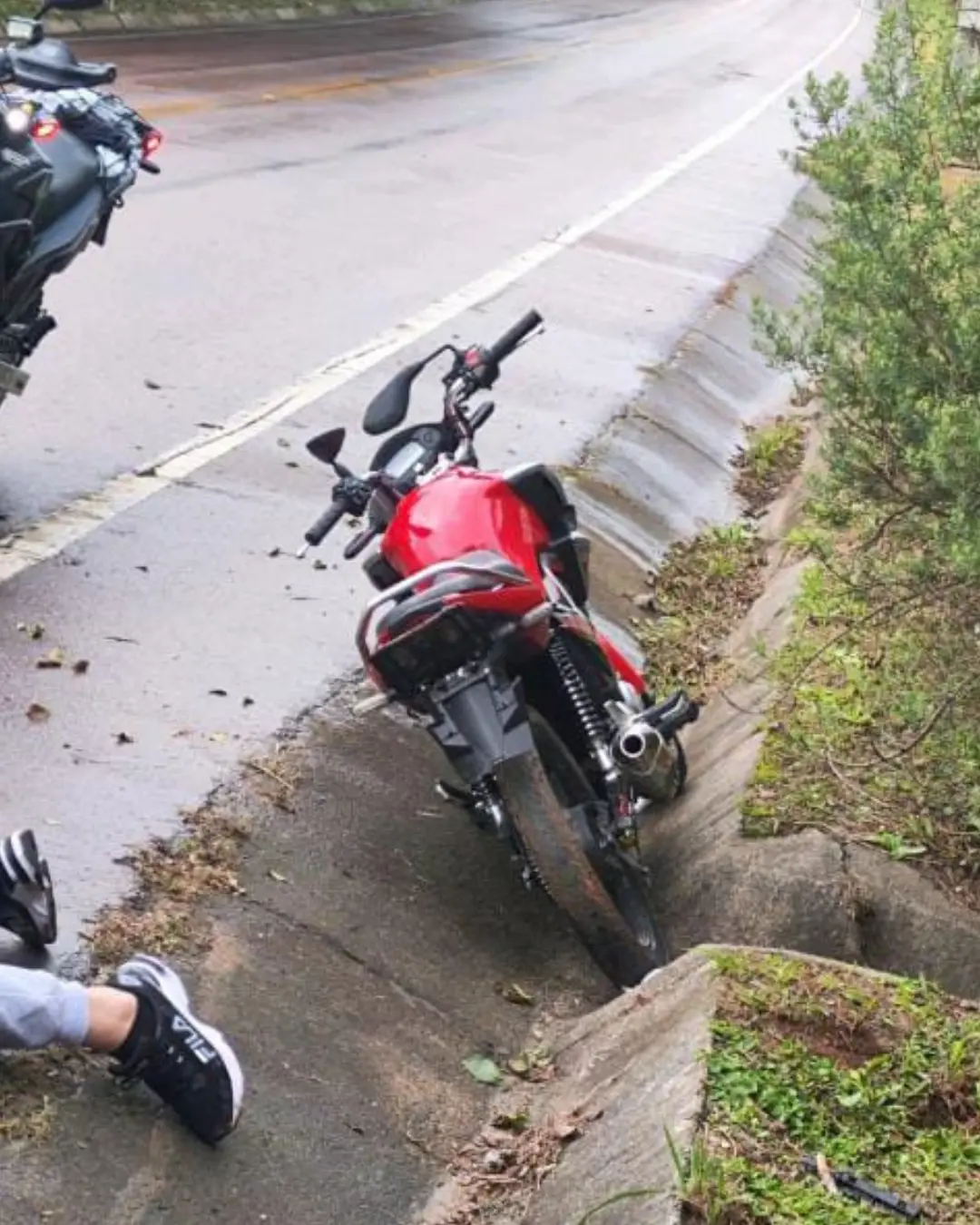 Moto em alta velocidade ameaça ciclistas durante passeio na área rural e joga veículo contra agentes da Guarda