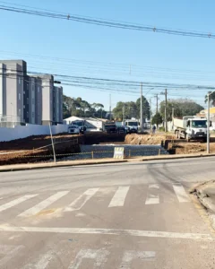 Prefeitura constrói rotatória na Costa e Silva com Minas Gerais