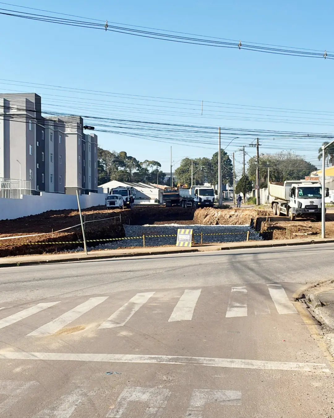 Prefeitura constrói rotatória na Costa e Silva com Minas Gerais