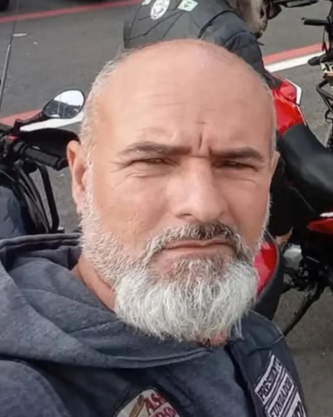 Presidente de motoclube de Araucária sobrevive a acidente de moto, cai na pista e morre atropelado por um carro