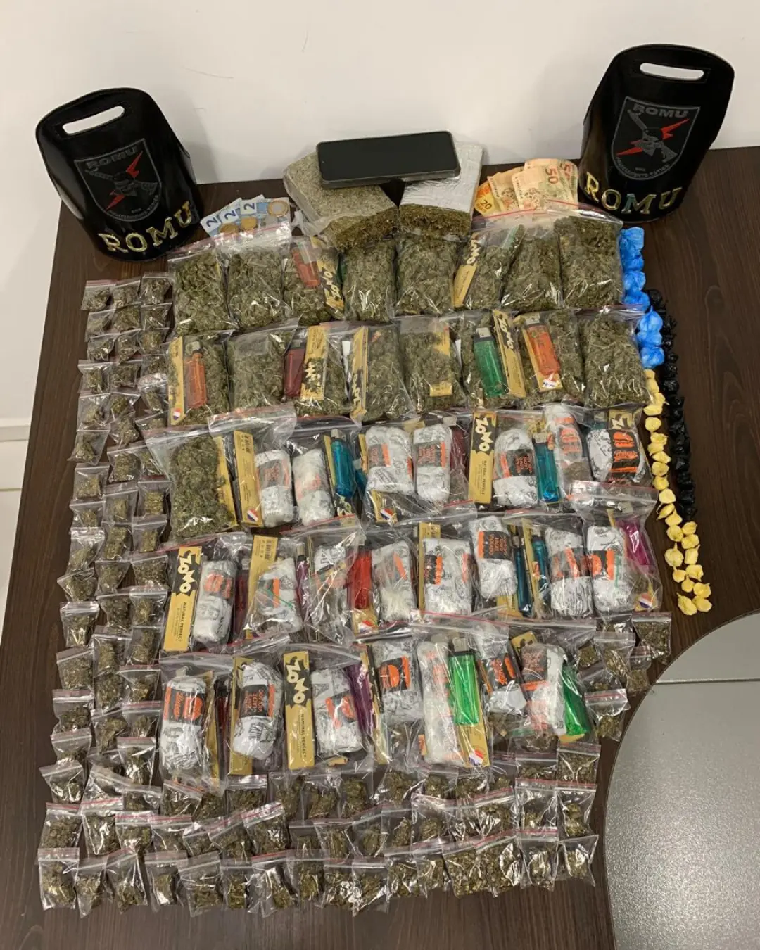 ROMU prende motoqueiro com quase 2kg de maconha e 80g de cocaína
