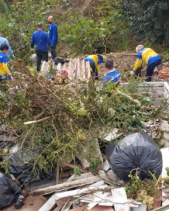 Sanepar e Prefeitura promovem mutirão ambiental em córrego no Jardim Palomar