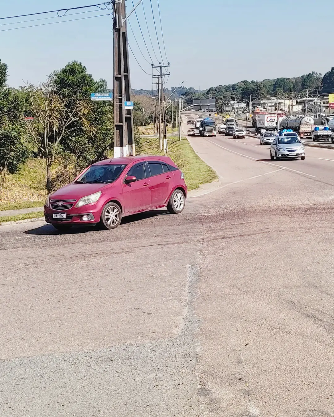 Usar acostamento da rodovia como faixa de rolamento é infração de trânsito