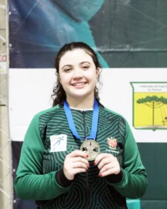 Gabriela Moraes conquista prata no Circuito Paranaense de Esgrima Juvenil
