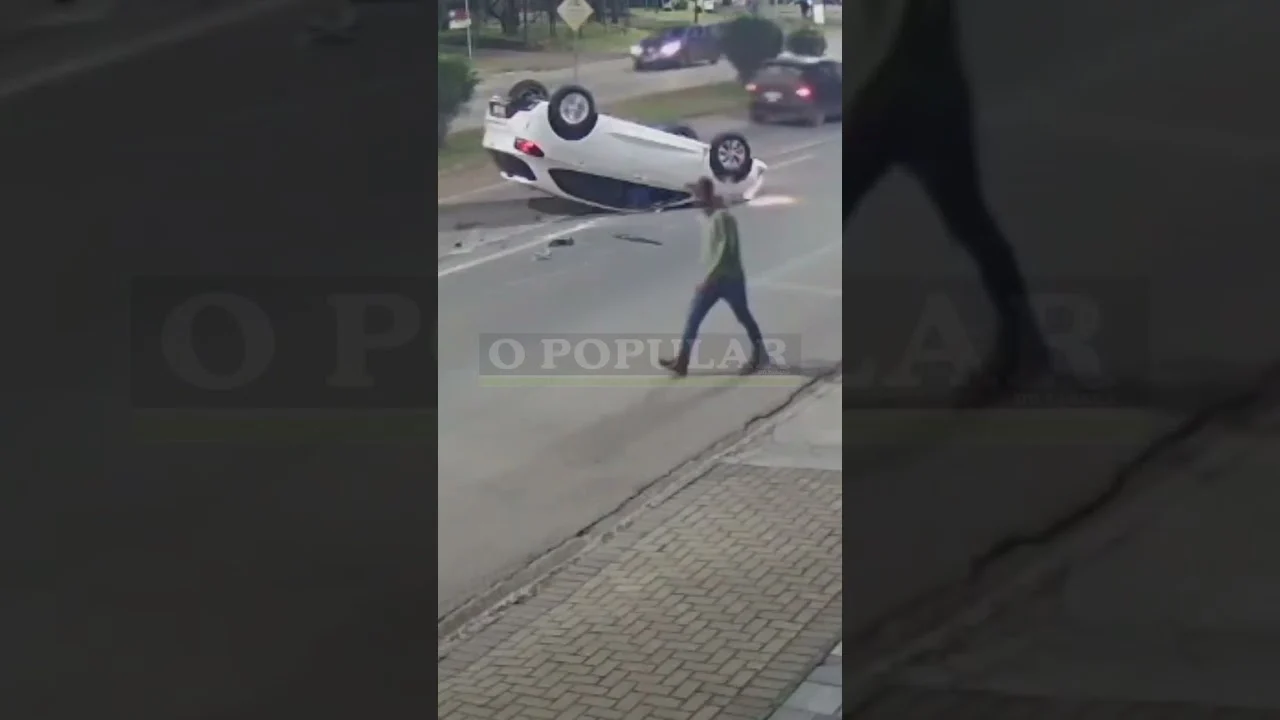 CÂMERA FLAGRA CAPOTAMENTO NA MANOEL RIBAS!